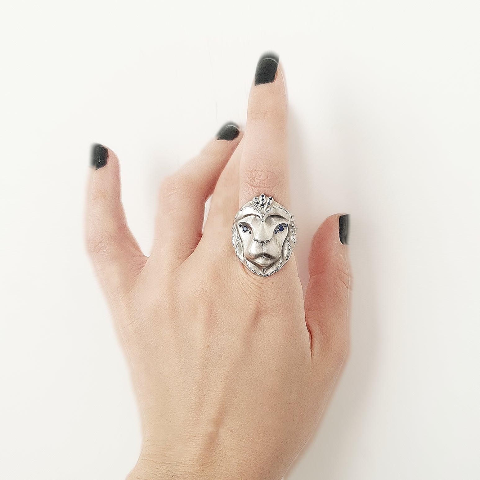 ELINA GLEIZER ROYAL LION RING WITH AN EXTRAVAGANT DIAMOND & Sapphires setting