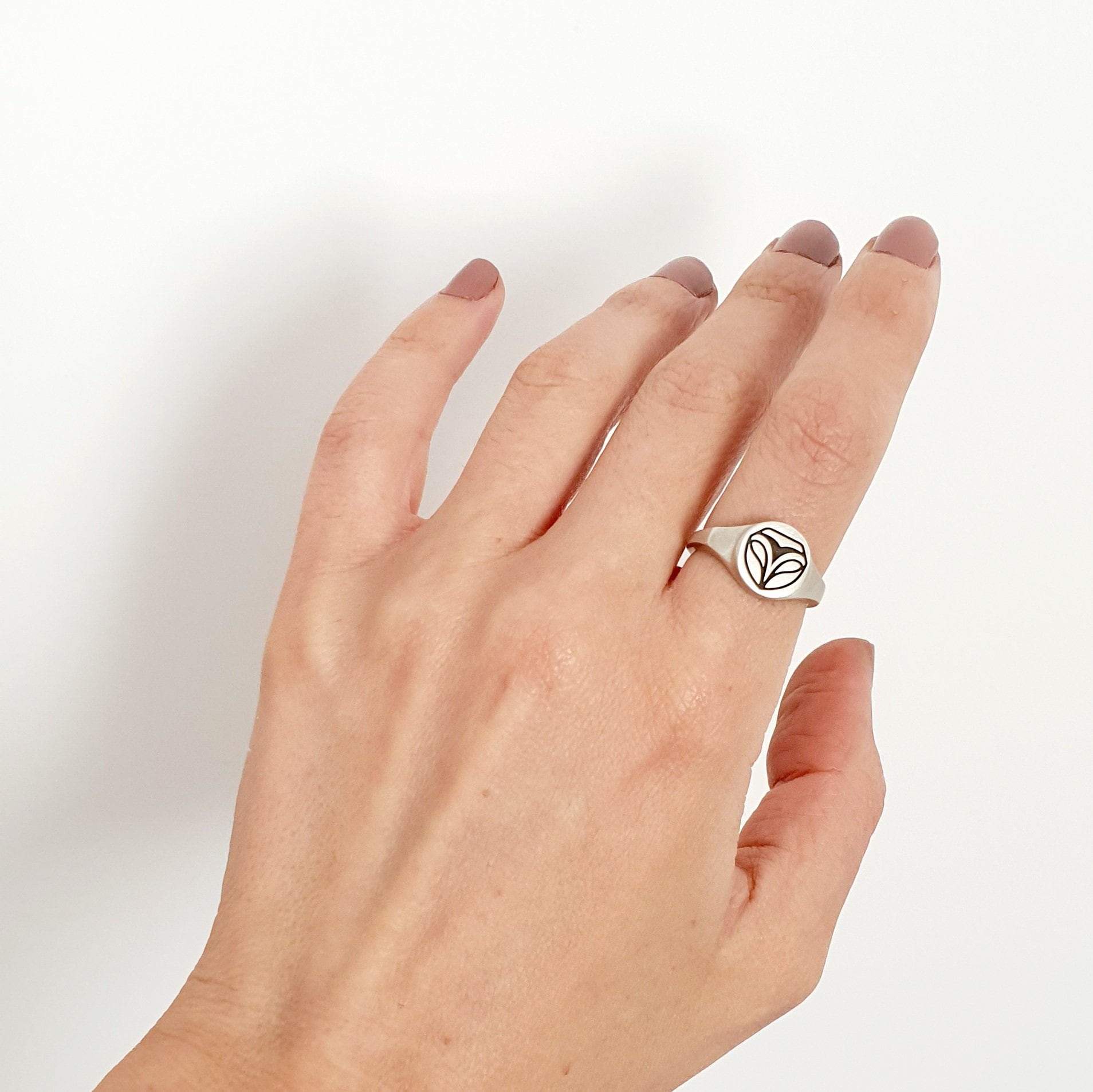 ELINA GLEIZER Gold Owl Signet Ring