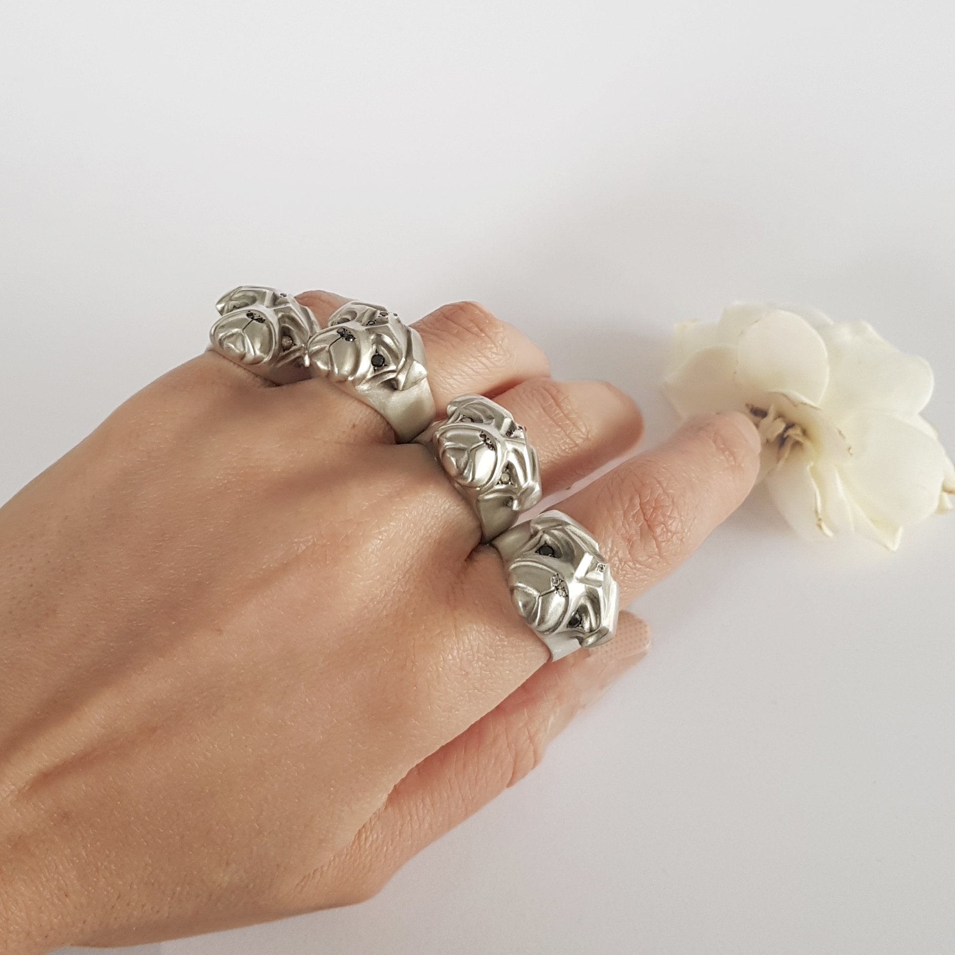 ELINA GLEIZER Jewelry Pug Ring with Black & White Diamonds