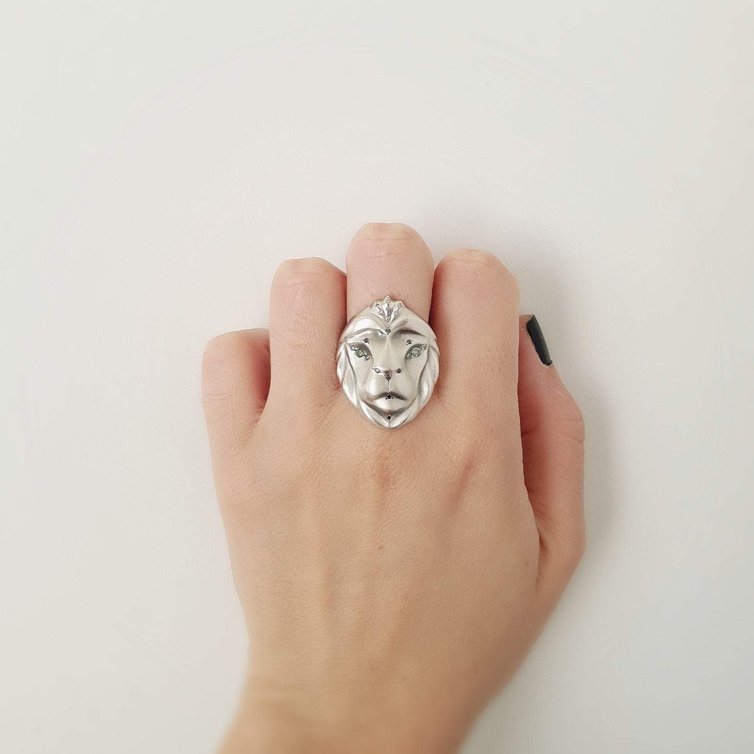 ELINA GLEIZER Savanna Lion Ring with Green Diamond Eyes