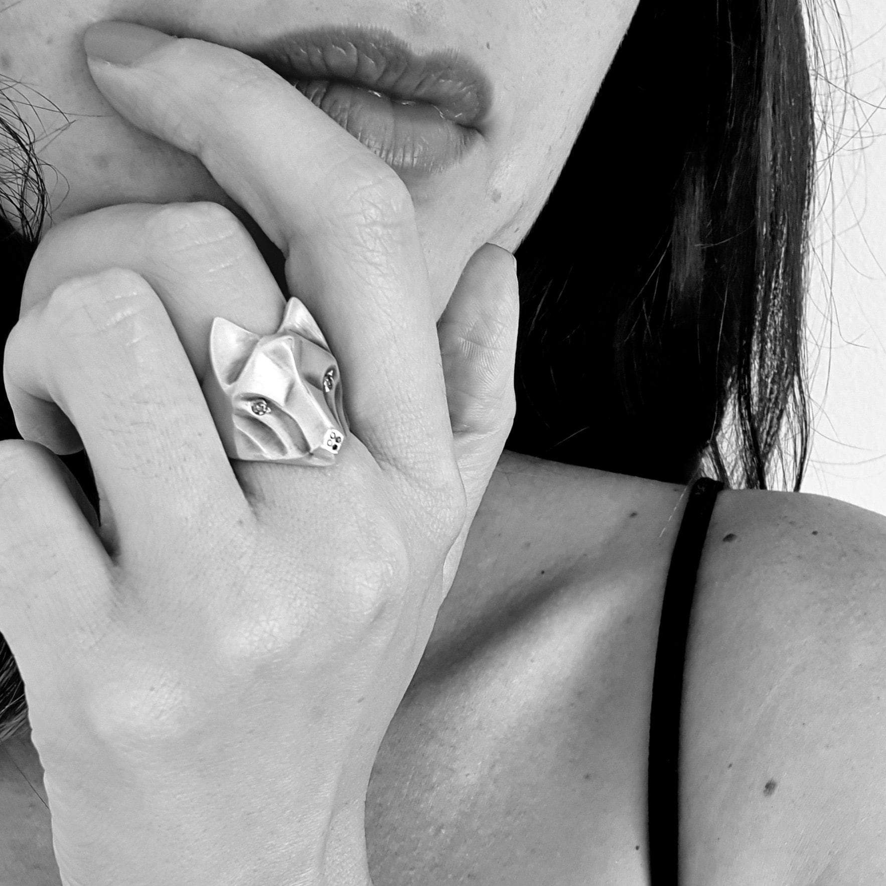 ELINA GLEIZER Wolf Ring with Emerald Eyes