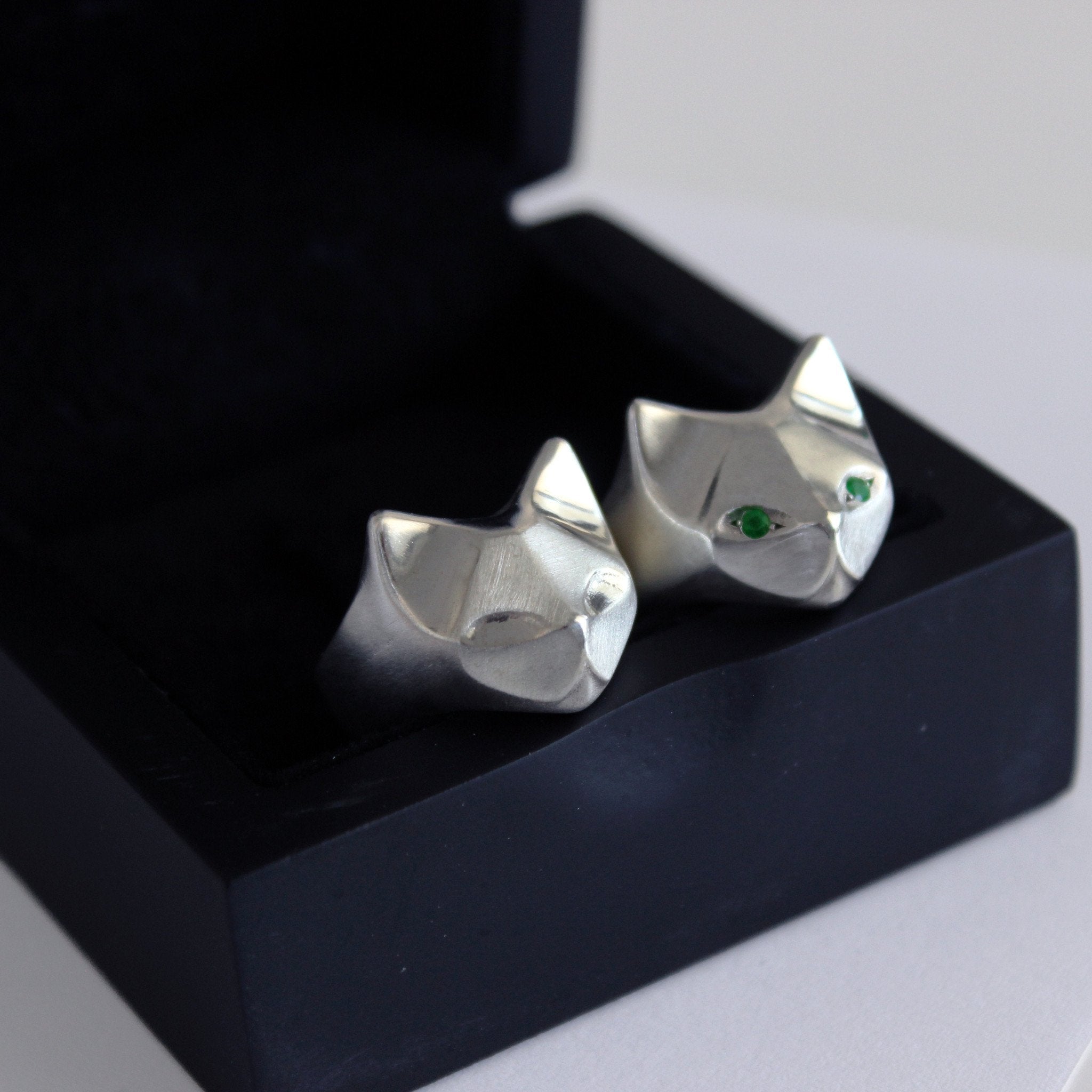 ___ Jewelry Cat Ring With Emerlad Eyes